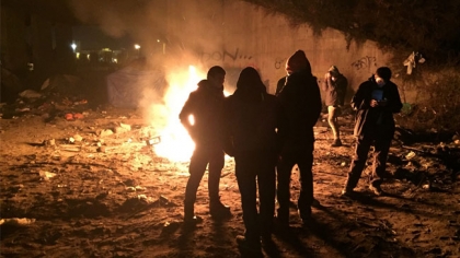 Anarkister sprider info till flyktingar i tältläger — om hur man söker socialbidrag