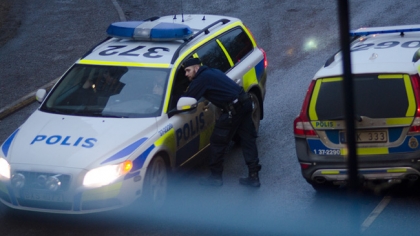 Polis skulle ingripa mot inbrottsförsök i Rinkeby – Slutade med stenkastning och skadad polisbil