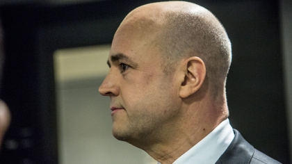 Reinfeldt frågar folket om Sveriges kollaps i försenat jultal: "Brann granen?"