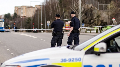 Polisbil kan ha blivit beskjuten mitt på dagen i södra Stockholm