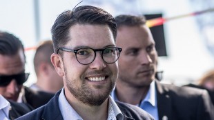 Jimmie Åkesson föreslår en regering efter nästa val ihop med Moderaterna och Kristdemokraterna. Foto: Nyheter Idag