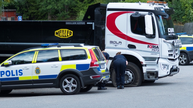 Polisen om dödsfallet i Ösmo: Kniven har "gått genom kroppen som en projektil"