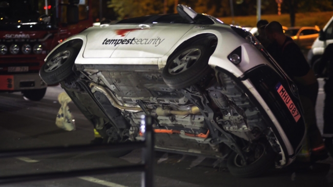 Här välts väktarbilen i södra Stockholm – Videobilderna visar ny attack på rättsväsendet