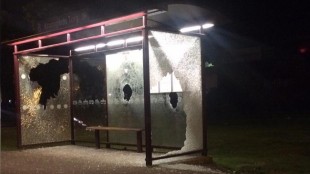 En busskur är krossad i Kronogården. Foto: Rita Paulsson Svensson