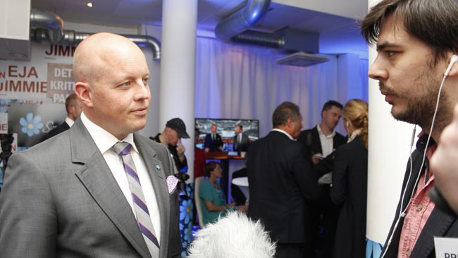 Björn Söder blir intervjuad av Nyheter Idag. Foto: Stefan Reinerdahl