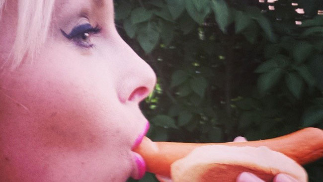 Hanna Wigh äter korv. Foto: Privat