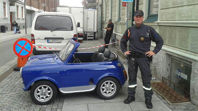 Sveriges minsta bil bredvid en parkeringvakt. Foto: Privat