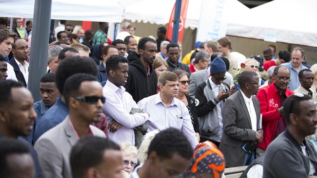 Människor samlas i Rinkeby på nationaldagen. Foto: Nyheter Idag