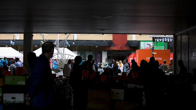 Här ser vi fler människor på plats i Rinkeby på Nationaldagen. Foto: Nyheter Idag