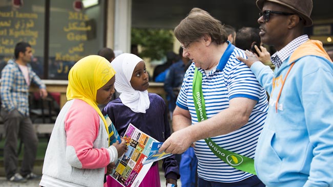 Även Moderaterna och Miljöpartiet var på plats i RInkeby. Foto: Nyheter Idag