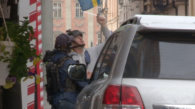 Två tungt beväpnade poliser står på Lilla Nygatan i Gamla stan. Foto: Chang Frick / Nyheter Idag