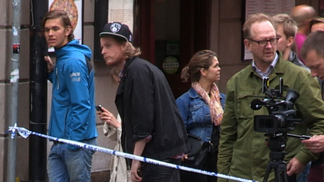 Det fanns både journalister och vanligt folk som var nyfikna. Och Gustav Holmström från Nyheter24 förstås. Foto: Chang Frick / Nyheter Idag