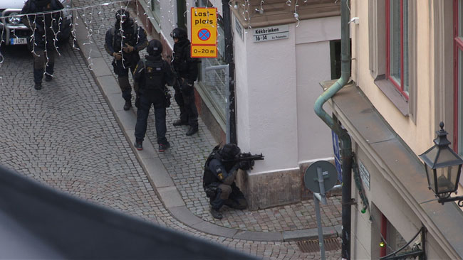 Insatsstyrkan står beredd i Gamla Stan. Foto: Chang Frick / Nyheter Idag