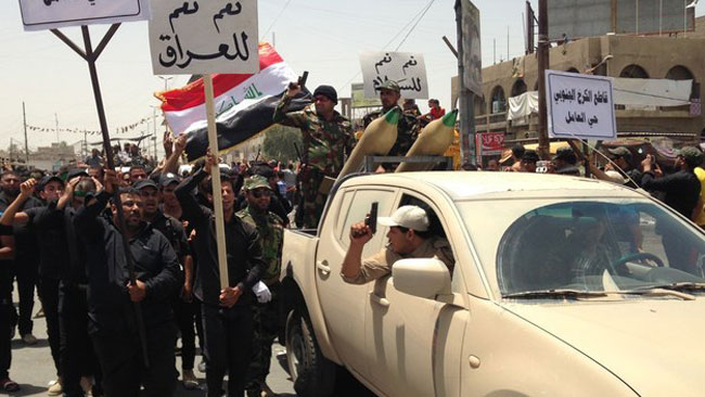 Milismännen höll i plakat på arabiska. Foto: Buzzfeed