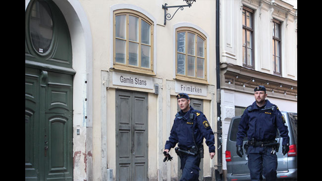 Polisen såg till att ingen av misstag kom in på det avspärrade området. Foto: Amy Unsworth / Nyheter Idag
