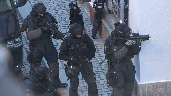 Poliser på Lilla Nygatan. - Foto: Chang Frick