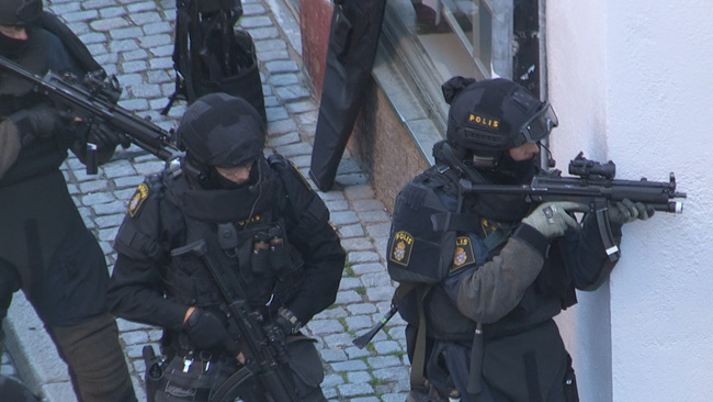 Poliser på Lilla Nygatan. - Foto: Chang Frick