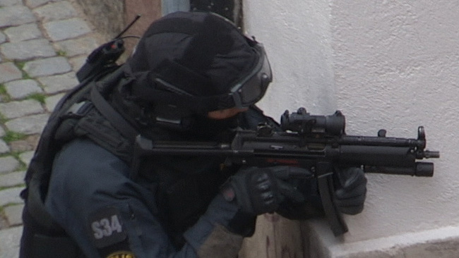 Insatsstyrkan är beredd att skjuta på Lilla Nygatan. - Foto: Chang Frick