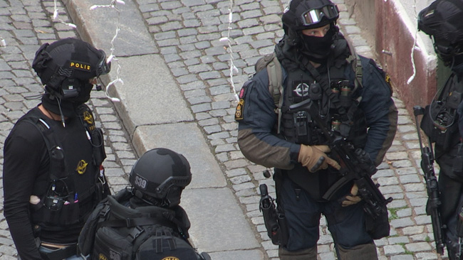 Det var tungt beväpnade poliser. - Foto: Chang Frick