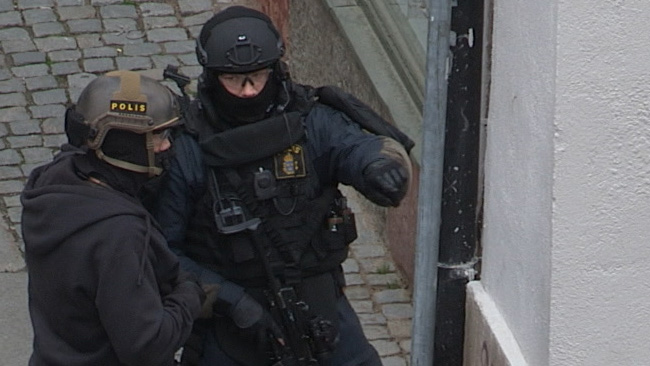 Insatsstyrkan förbereder insatsen. Foto: Chang Frick / Nyheter Idag