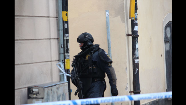 Den tungt beväpnade poliserna fanns innaför avspärrningarna. Foto: Amy Unsworth / Nyheter Idag