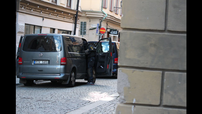 Det var många "civila" polisbilar på plats. Foto: Amy Unsworth / Nyheter Idag