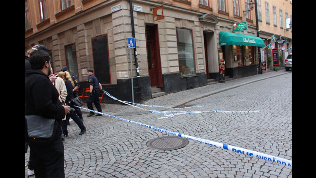 Polisen utökade avspärrningarna allt efterhand bombdramat utspelades. Foto: Amy Unsworth / Nyheter Idag