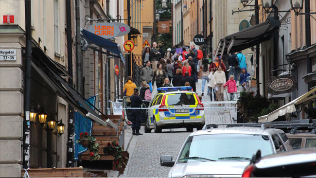 Bakom avspärrningarna rörde sig folk som vanligt. Foto: Amy Unsworth / Nyheter Idag