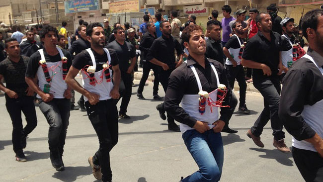 Milisen marscherar med bombbälte i Bagdad som en styrkedemonstration. Foto: Buzzfeed