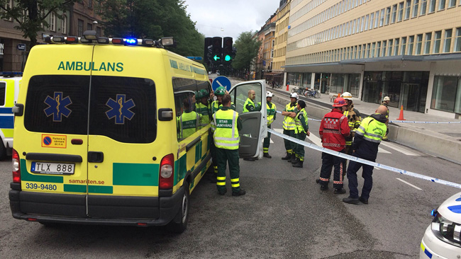 Ambulanspersonal på Sveavägen. Foto: Nyheter Idag