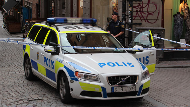 Här står en polisbil i Gamla stan. Foto: Amy Unsworth / Nyheter Idag