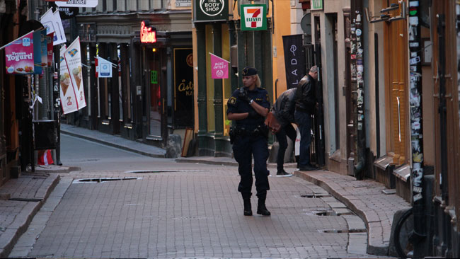 Polisen evakuerar. Foto: Amy Unsworth/ NyheterIdag