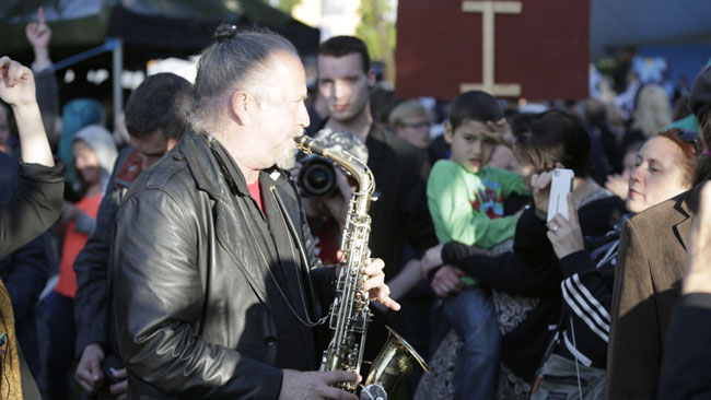Dror Feiler applåderade Åkessons förslag att beskatta storbanker mer. Här står han med sin saxofon. Foto: Nyheter Idag