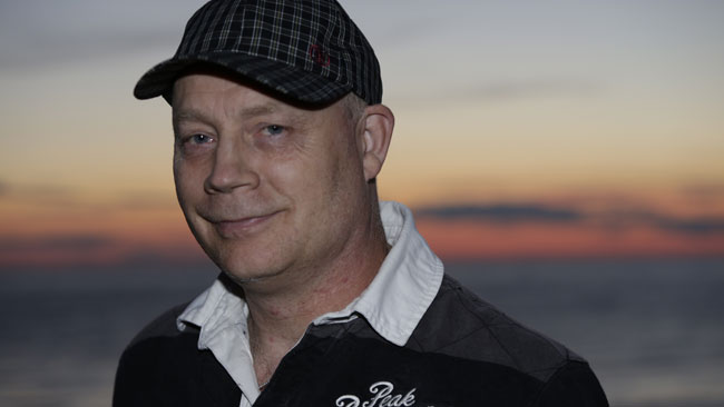 Robert Stenkvist poserar med sin keps. Foto: Nyheter Idag