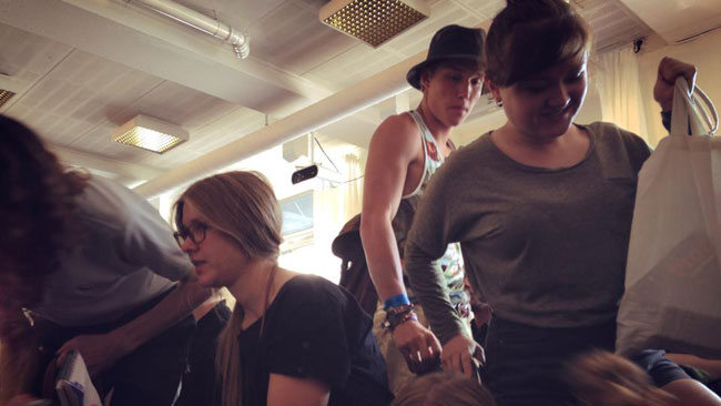 Här får vita människor lämna plats åt "rasifierade" under ett möte i Almedalen. Foto: Privat