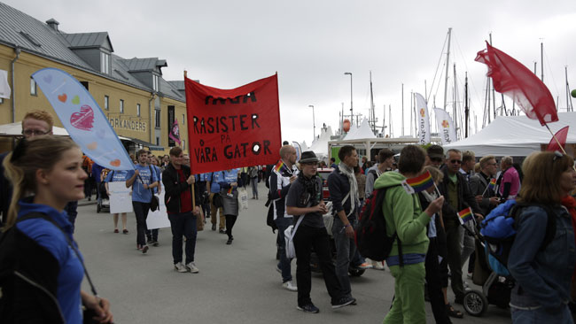 Moderaterna gick tillsammans med antirasisterna i tåget. Foto: Nyheter Idag