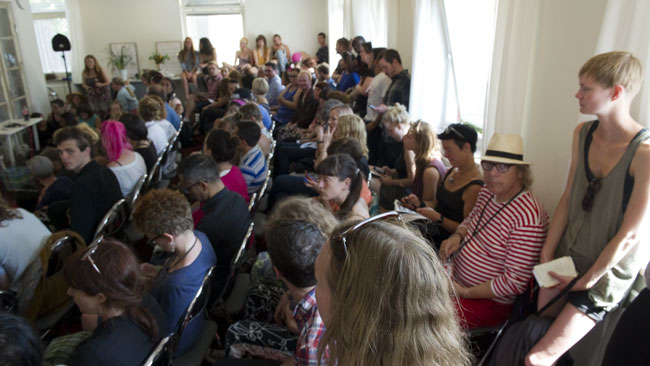 Det var gott om människor på plats, men Nyheter Idag blev ombedda att lämna lokalen. Foto: Sven Pernils / Nyheter Idag