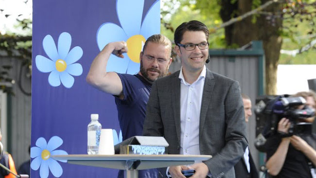 Sverigedemokraterna visar musklerna. Foto: Sven Pernils / Nyheter Idag