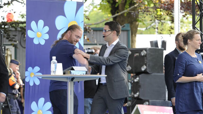 Här ser vi Åkesson klämma lite på Jörgen Fogelklou. Foto: Sven Pernils / Nyheter Idag