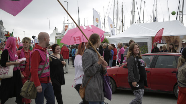 Feministerna marcherar i Visby. Foto: Nyheter Idag