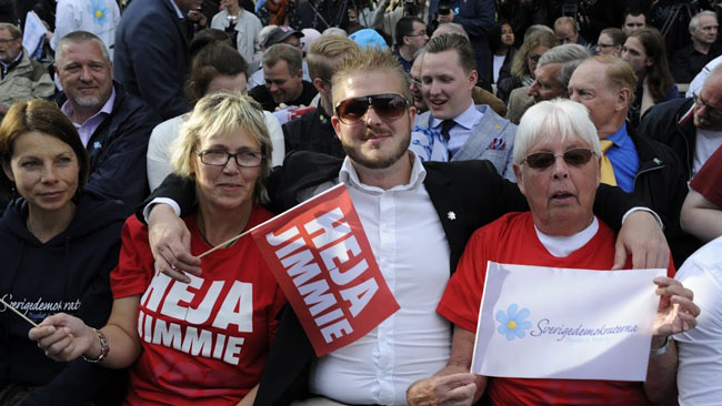 Här ser vi glada sympatisörer med budskapet "Heja Jimmie". Foto: Sven Pernils / Nyheter Idag
