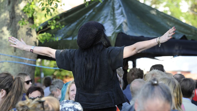 Även tårtkvinnan var på plats, dock inte som sympatisör. Foto: Sven Pernils / Nyheter Idag