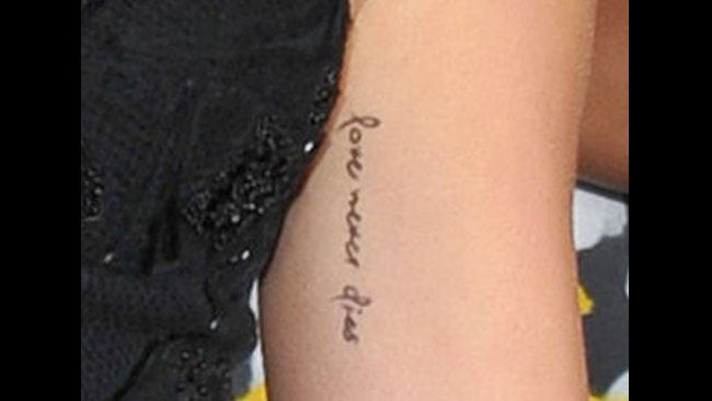 Love never dies på överarmen