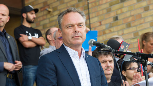 Jan Björklund höll tal på medborgarplatsen i en demonstration emot ISIS framfart i Irak. Foto: Sven Pernils / Nyheter Idag
