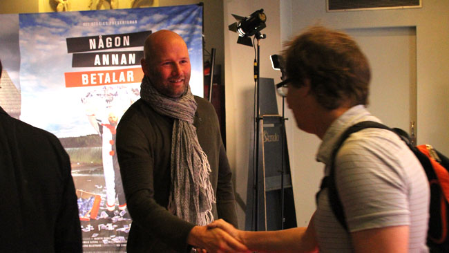 Det var många händer att skaka för Martin Borgs när hans dokumentär hade premiär. Foto: Chang Frick / Nyheter Idag