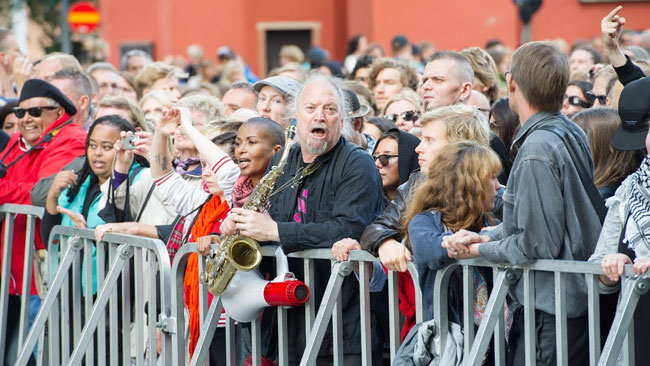 Dror Feiler stod tillsammans med motdemonstranterna. Foto: Sven Pernils / Nyheter Idag