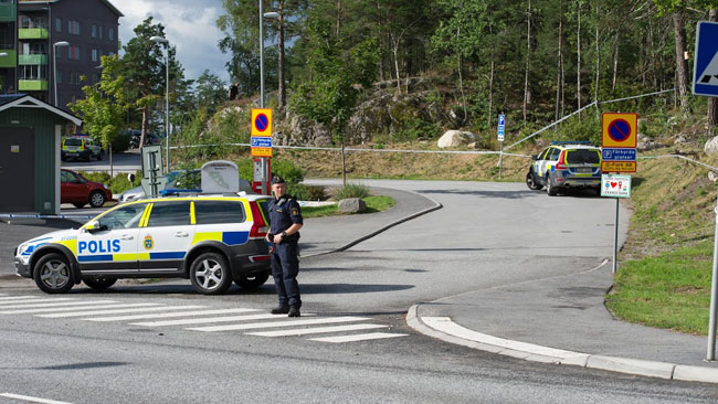 Polisen spärrade av i Tullinge. Foto: Sven Pernils / Nyheter Idag