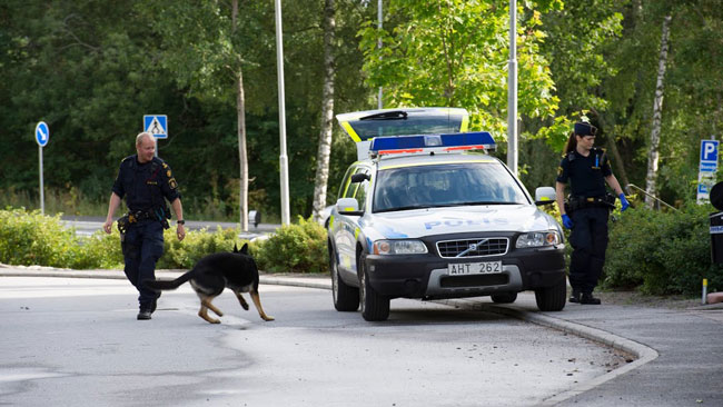 Det var flera poliser på plats efter mordet. Foto: Sven Pernils / Nyheter Idag