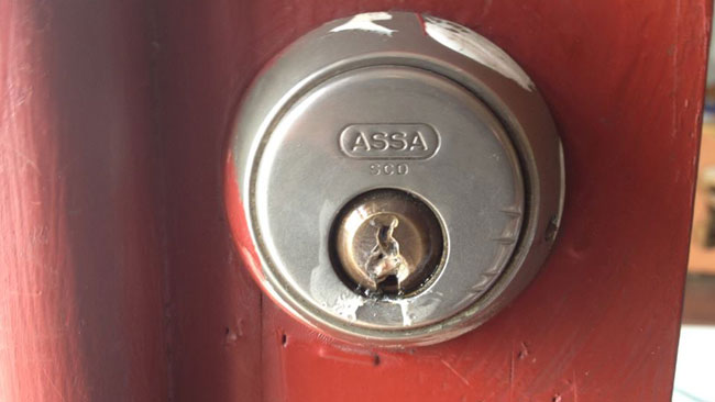 Någon gav sig på låset hos Vänsterpartiet i Norrköping. Foto: Privat