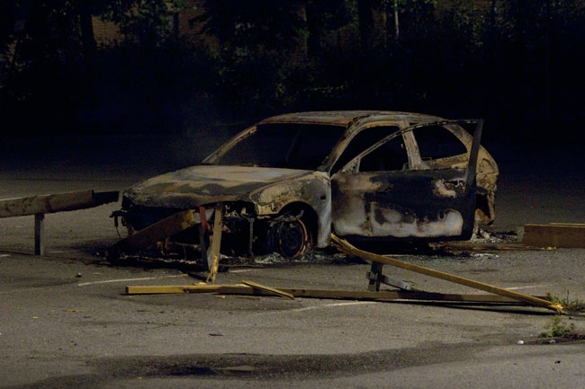 Här har en bil brunnit på en parkering i närheten av gångbron. Foto: Chang Frick / Nyheter Idag